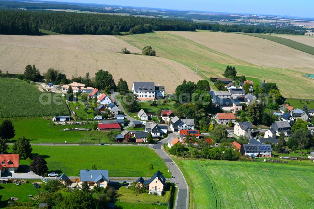 Wellsdorf from the bird's eye view: Village - view on the edge of forested areas in Wellsdorf in the state Thuringia, Germany