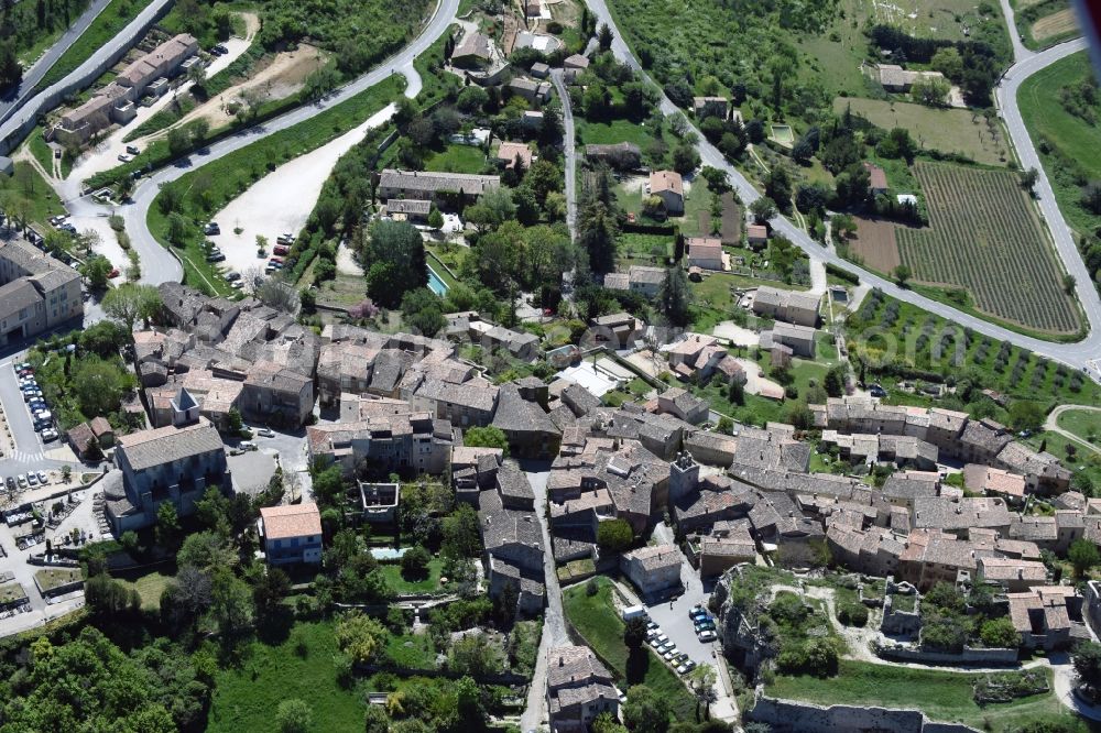 Saignon from the bird's eye view: Village view of Saignon in Provence-Alpes-Cote d'Azur, France