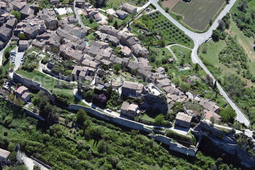 Saignon from the bird's eye view: Village view of Saignon in Provence-Alpes-Cote d'Azur, France