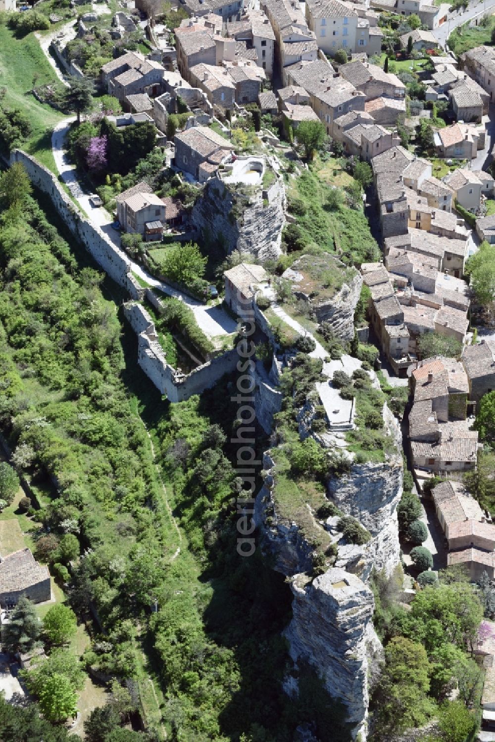 Aerial photograph Saignon - Village view of Saignon in Provence-Alpes-Cote d'Azur, France