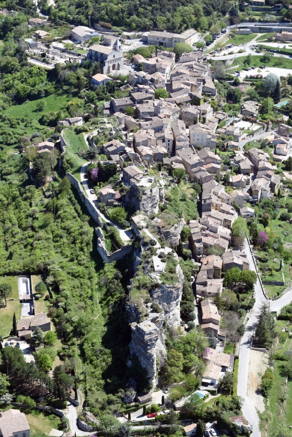 Saignon from the bird's eye view: Village view of Saignon in Provence-Alpes-Cote d'Azur, France