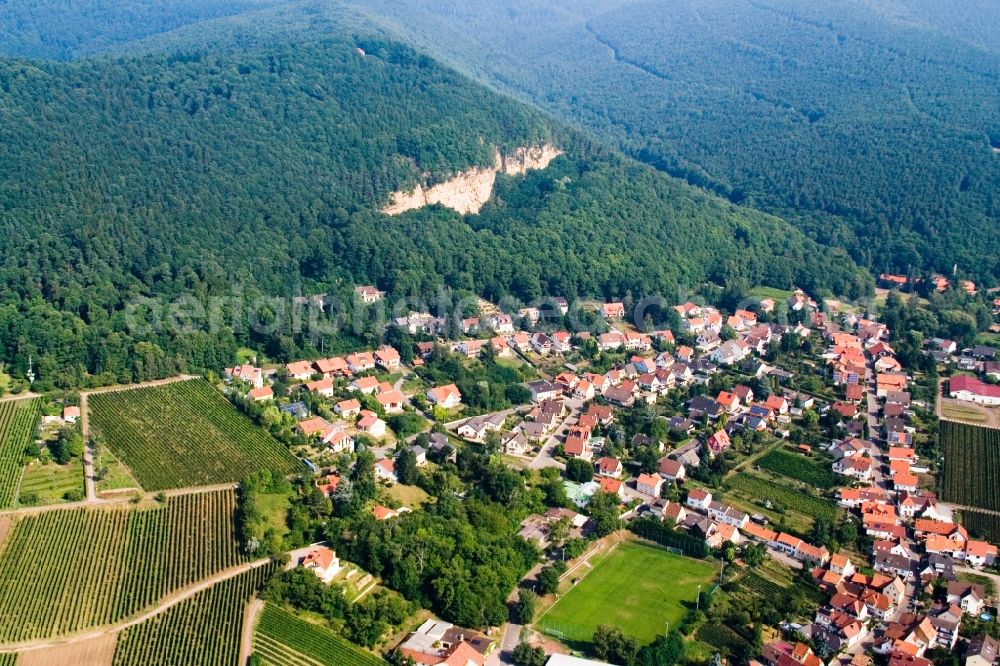 Frankweiler from the bird's eye view: Village - view between palatinat forest and grapes in Frankweiler in the state Rhineland-Palatinate