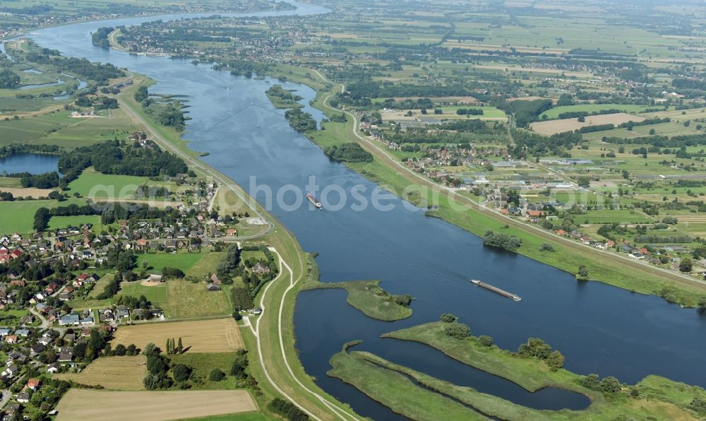 Winsen (Luhe) from the bird's eye view: Village on the river bank areas of the river Elbe at the border between Hamburg and Lower Saxony in Winsen (Luhe) in the state Lower Saxony