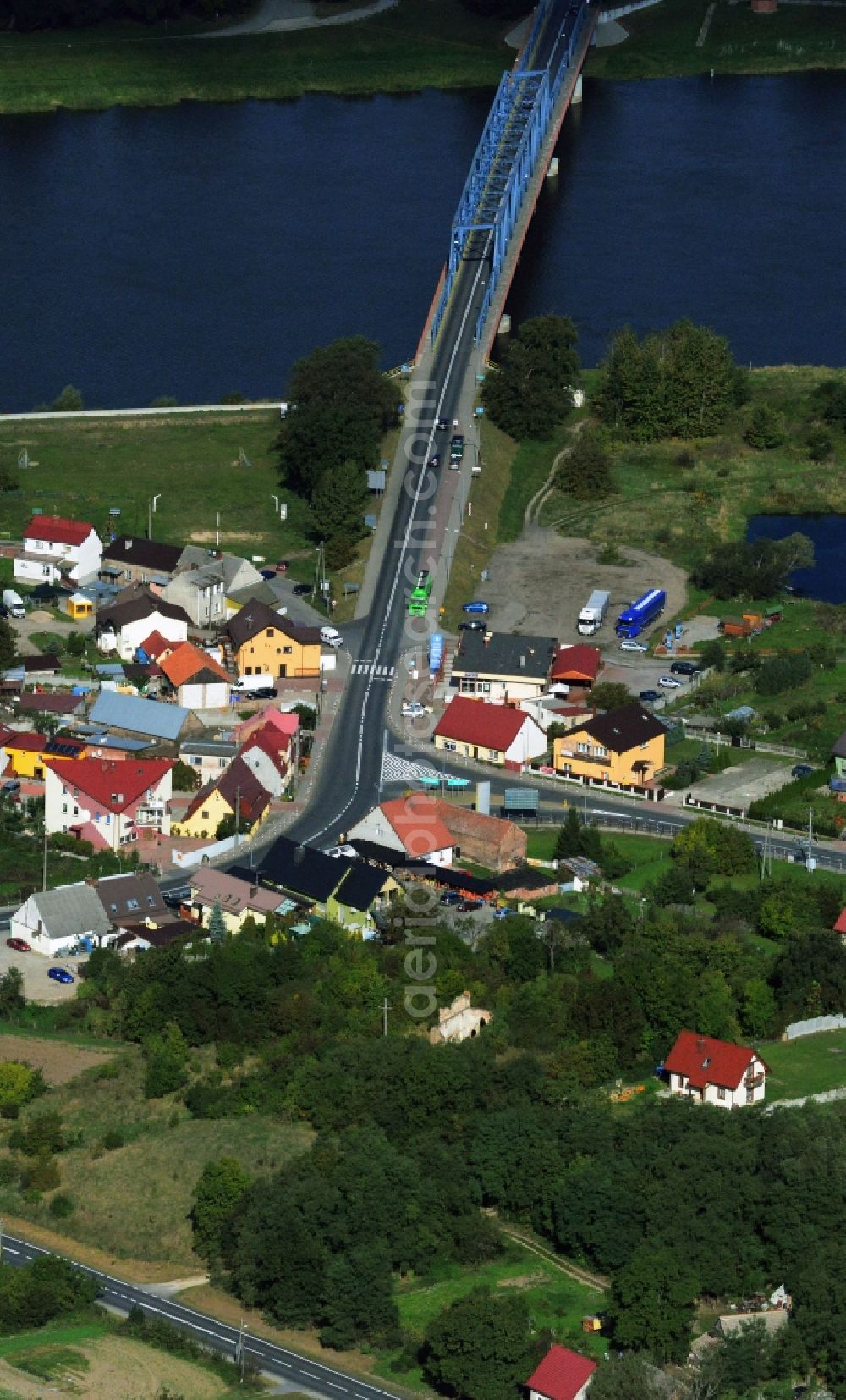 Aerial photograph Krajnik Dolny Niederkränig - Village Krajnik Dolny (formerly Niederkraenig) on the banks of the River Oder border in West Pomerania in Poland