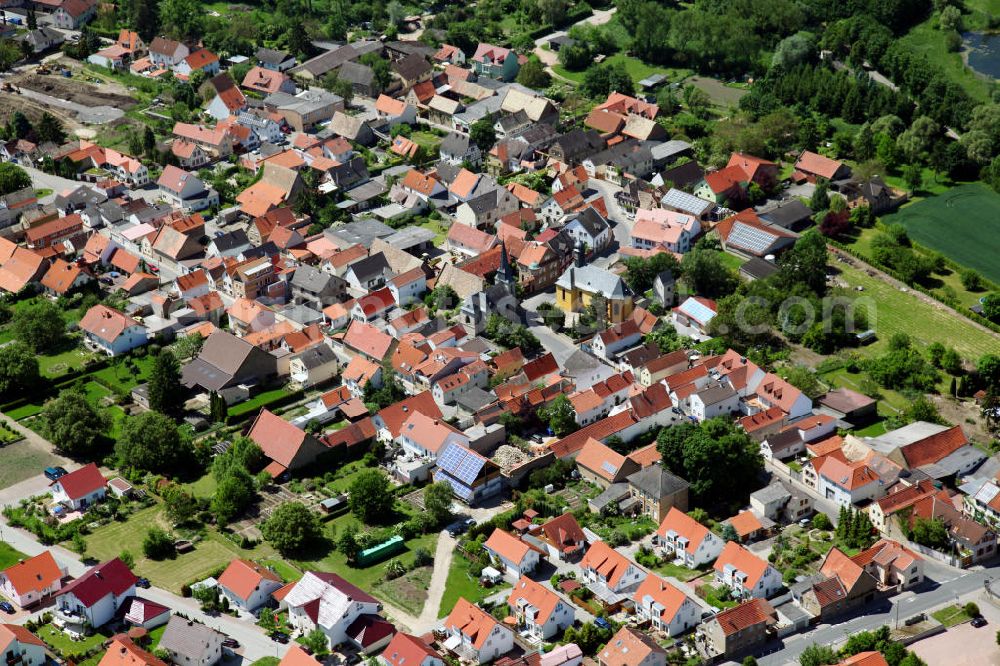 Friesenheim from above - Der Weinort Friesenheim ist eine Ortsgemeinde im Landkreis Mainz-Bingen in Rheinland-Pfalz und gehört zur Verbandsgemeinde Nierstein-Oppenheim. View to the village Friesenheim in Rhineland-Palatinate, which is known for its wine.