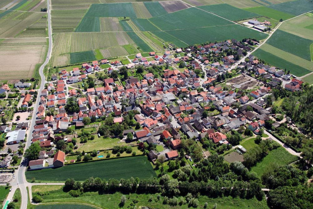 Friesenheim from the bird's eye view: Der Weinort Friesenheim ist eine Ortsgemeinde im Landkreis Mainz-Bingen in Rheinland-Pfalz und gehört zur Verbandsgemeinde Nierstein-Oppenheim. View to the village Friesenheim in Rhineland-Palatinate, which is known for its wine.