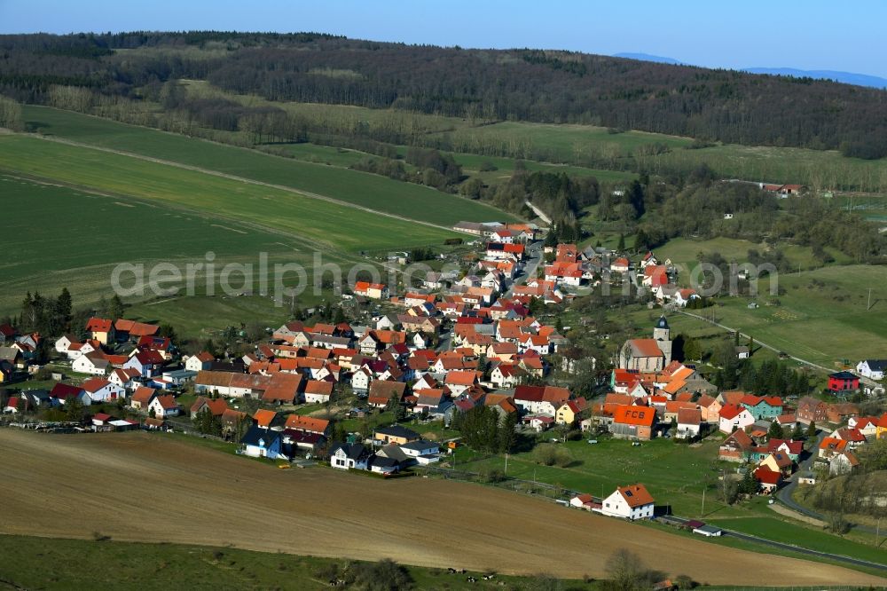 Aerial image Kaltenlengsfeld - Agricultural areas and field boundaries border the settlement area of a??a??the village in Kaltenlengsfeld in the Rhoen in the state Thuringia, Germany