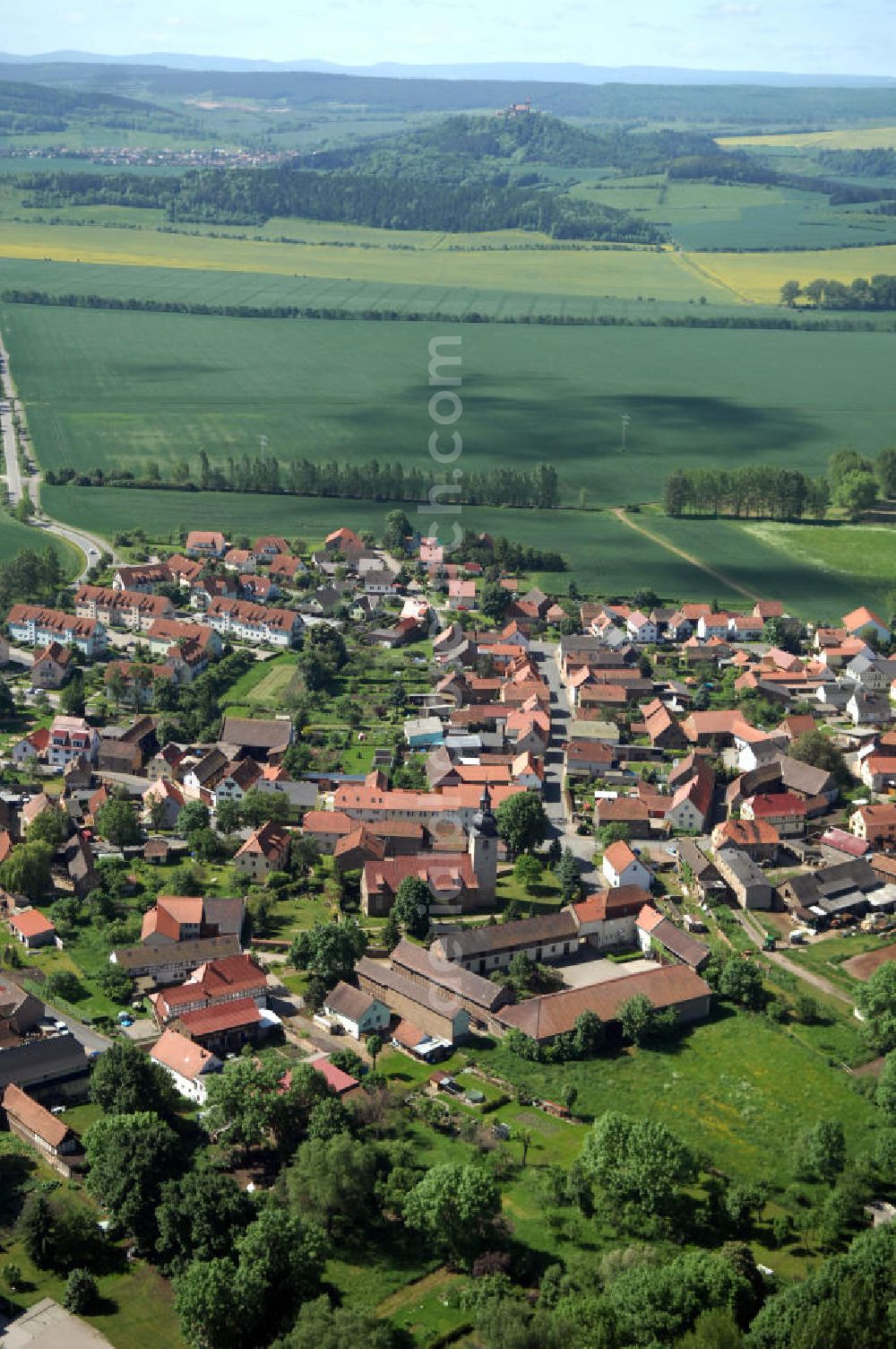 Wachsenburggemeinde OT Sülzenbrücken from the bird's eye view: Dorfansicht / Stadtansicht Sülzenbrücken in Thüringen mit der Evangelische Kirche St. Wiperti. Village / City scape of Sülzenbrücken in Thuringia with the evangelical church St. Wiperti.