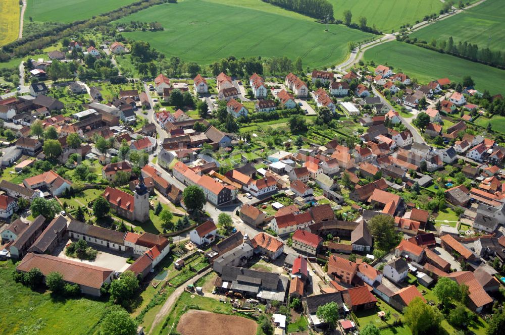 Aerial photograph Wachsenburggemeinde OT Sülzenbrücken - Dorfansicht / Stadtansicht Sülzenbrücken in Thüringen mit der Evangelische Kirche St. Wiperti. Village / City scape of Sülzenbrücken in Thuringia with the evangelical church St. Wiperti.