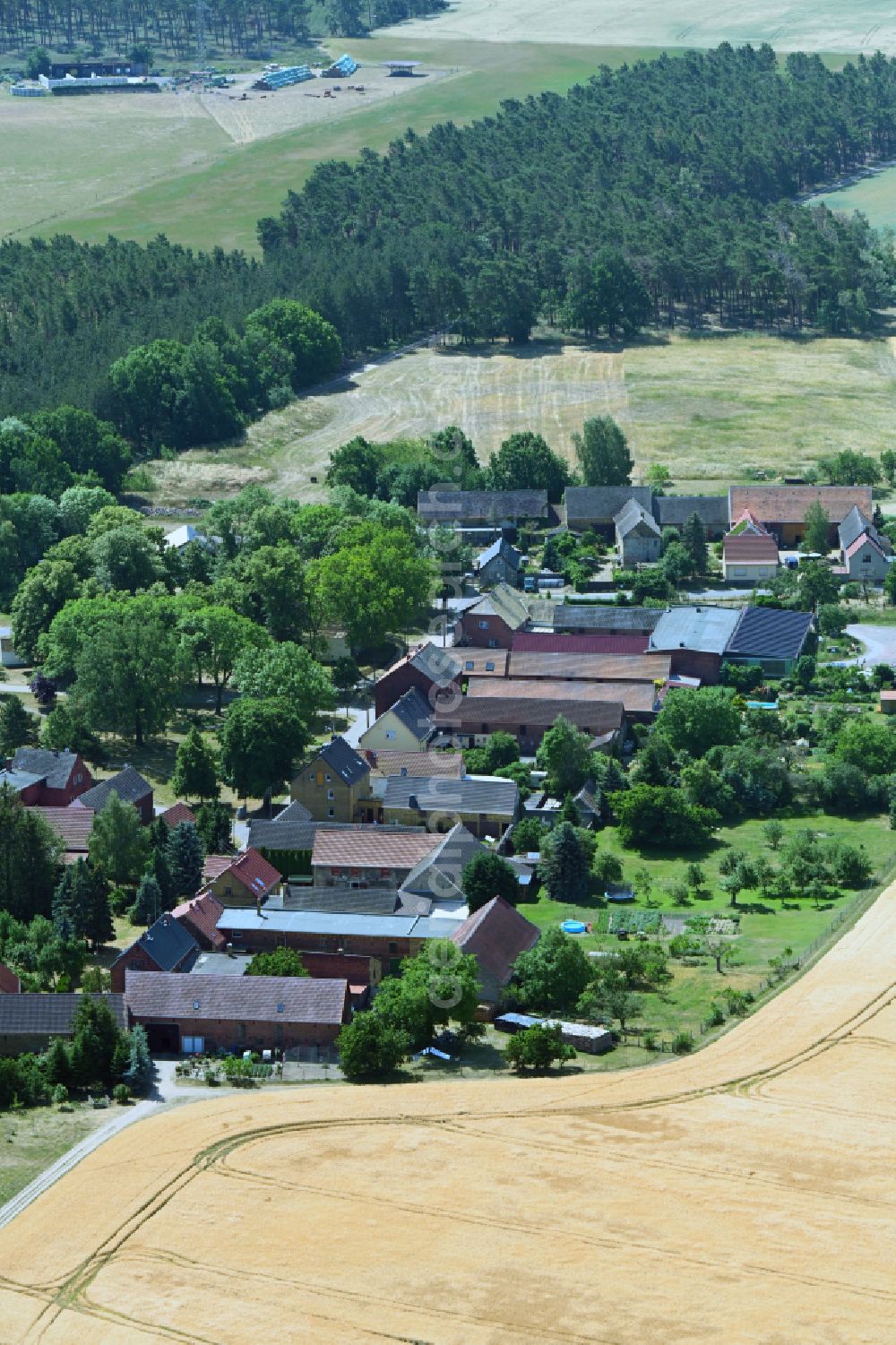 Aerial image Bad Schmiedeberg - Agricultural land and field boundaries surround the settlement area of the village in the district Oesteritz in Bad Schmiedeberg in the state Saxony-Anhalt, Germany