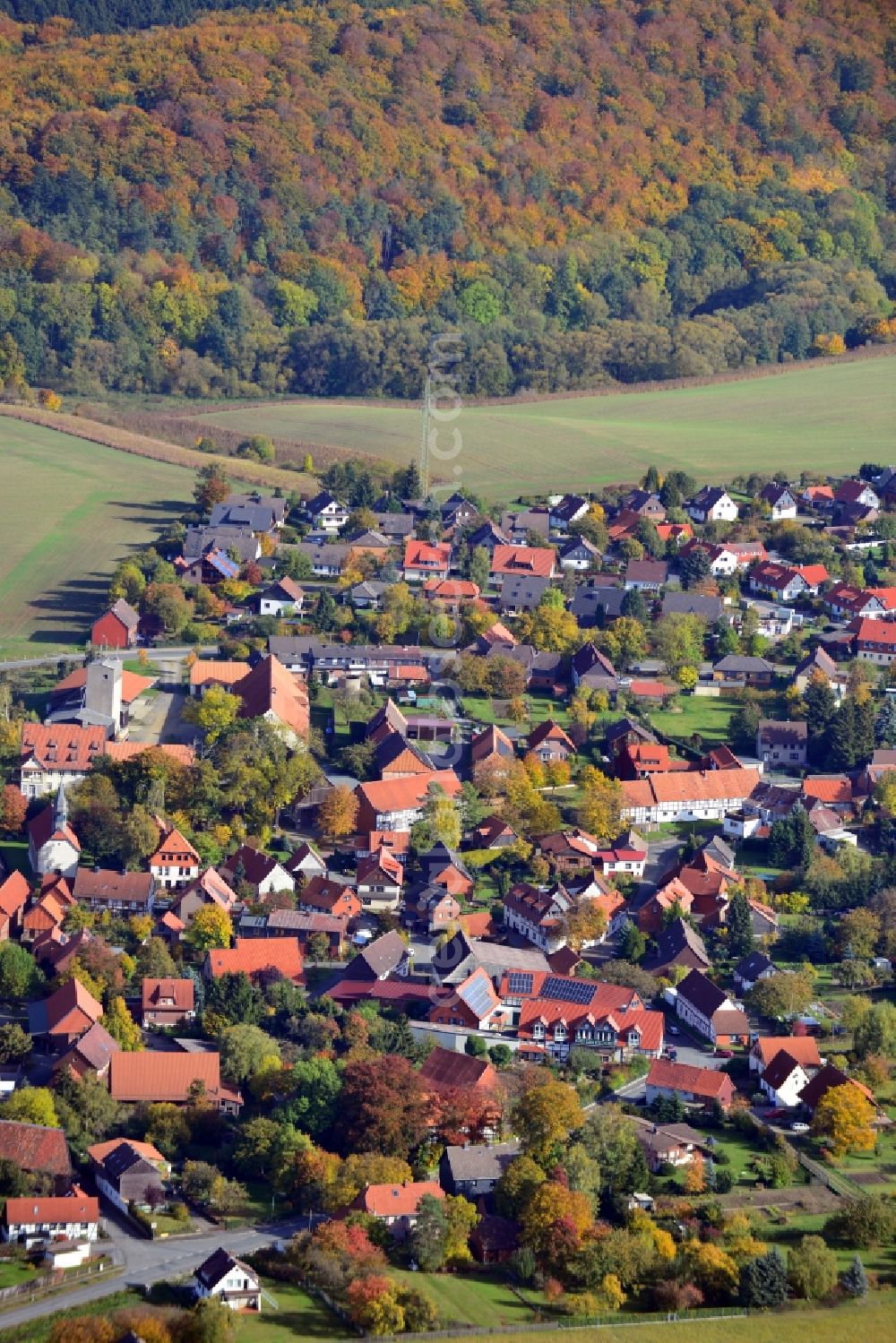 Aerial image Weddingen - View of the village Weddingen in the state Lower Saxony. The village is located near the Harly Forest