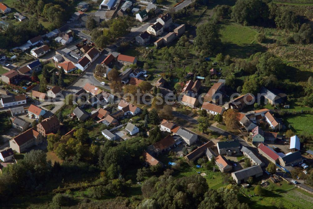 Klausdorf from above - Blick auf die Dorfaue in Klausdorf ( Mellensee ) in Brandenburg. Dorfaue ist eine neugestaltete Straße im kleinen Klausdorf. Klausdorf ist eine Ortschaft in idyllischer Umgebung direkt am Mellensee. Klausdorf ist in die Gemeinde Am Mellensee eingegliedert, die sich im Landkreis Teltow - Fläming im Bundesland Brandenburg befindet. Touristeninformation: Amt am Mellensee / Fremdenverkehr, Hauptstraße 8, 15838 Klausdorf, Tel. +49(0)33703 9590, Email: info@Mellensee.de