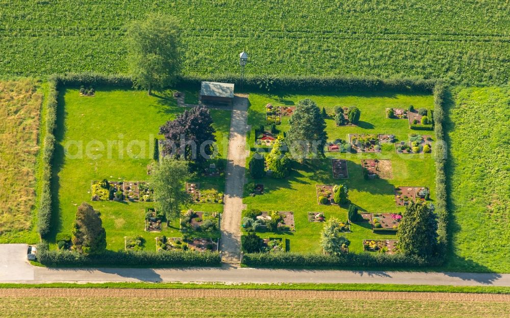 Bünde from the bird's eye view: Village cemetery in Buende in the state of North Rhine-Westphalia. The small cemetery is located on a field path