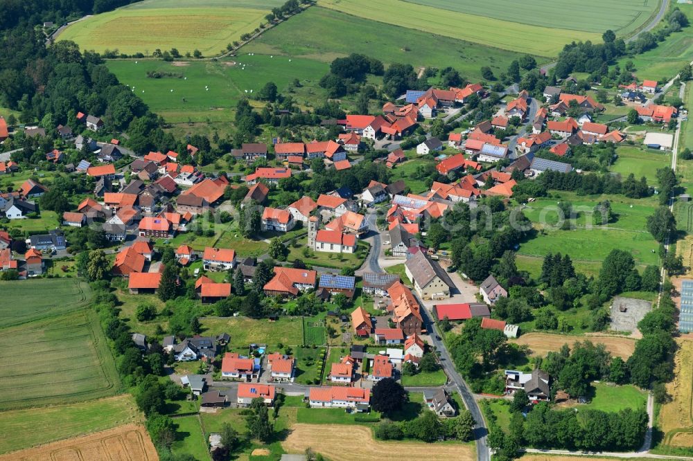 Aerial photograph Ahlshausen - Agricultural land and field borders surround the settlement area of the village in Ahlshausen in the state Lower Saxony, Germany