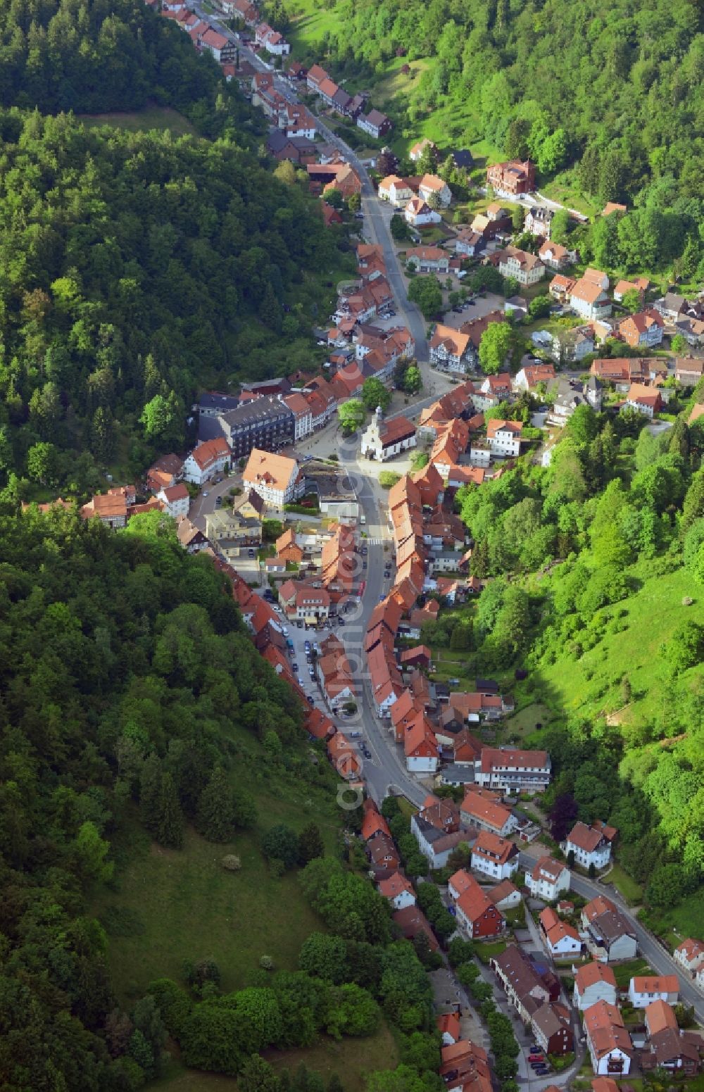 Aerial photograph Bad Grund - Village core of in the Harz in the state of Lower Saxony. Central in the picture the Osteroder Street and the Hübichweg