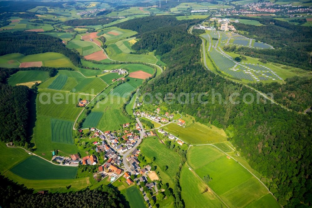 Braunsen from the bird's eye view: Agricultural land and field borders surround the settlement area of the village in Braunsen in the state Hesse, Germany