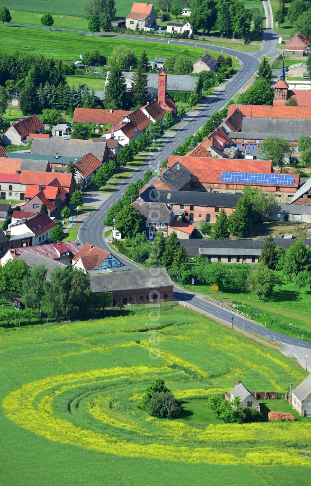 Wohlenberg from the bird's eye view: Village on the main road in L9 Wohlberg in the Altmark in Saxony-Anhalt