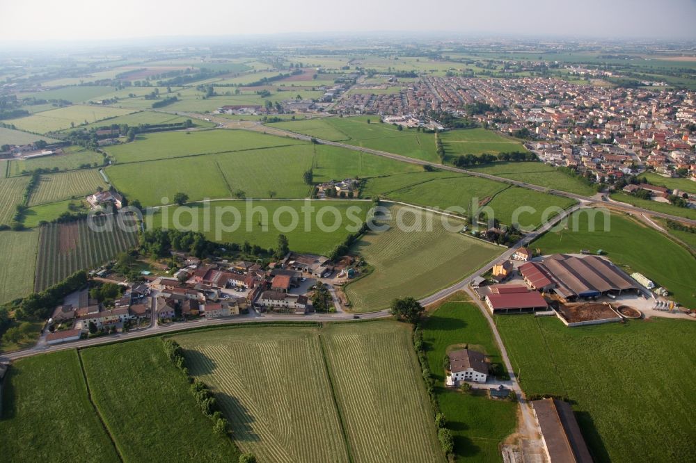 Aerial photograph Corte Gatti - Agricultural land and field borders surround the settlement area of the village in Corte Gatti in the Lombardy, Italy