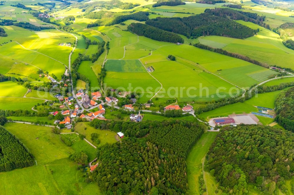 Aerial photograph Deisfeld - Agricultural land and field borders surround the settlement area of the village in Deisfeld in the state Hesse, Germany