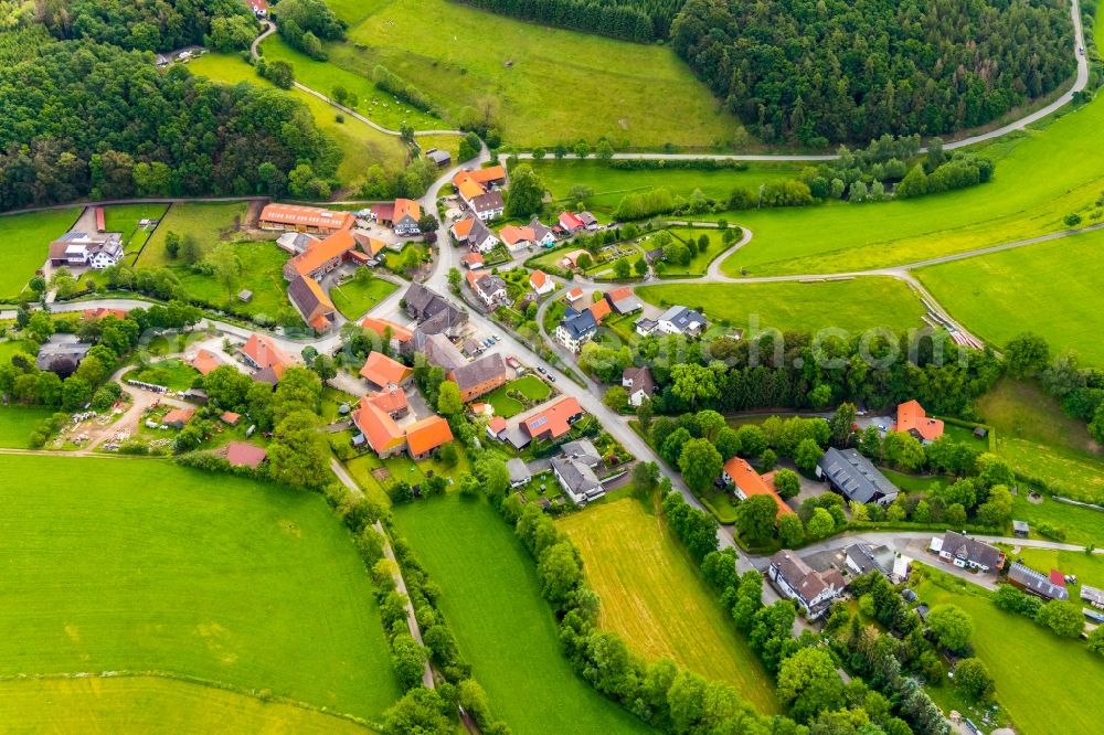 Aerial photograph Deisfeld - Agricultural land and field borders surround the settlement area of the village in Deisfeld in the state Hesse, Germany