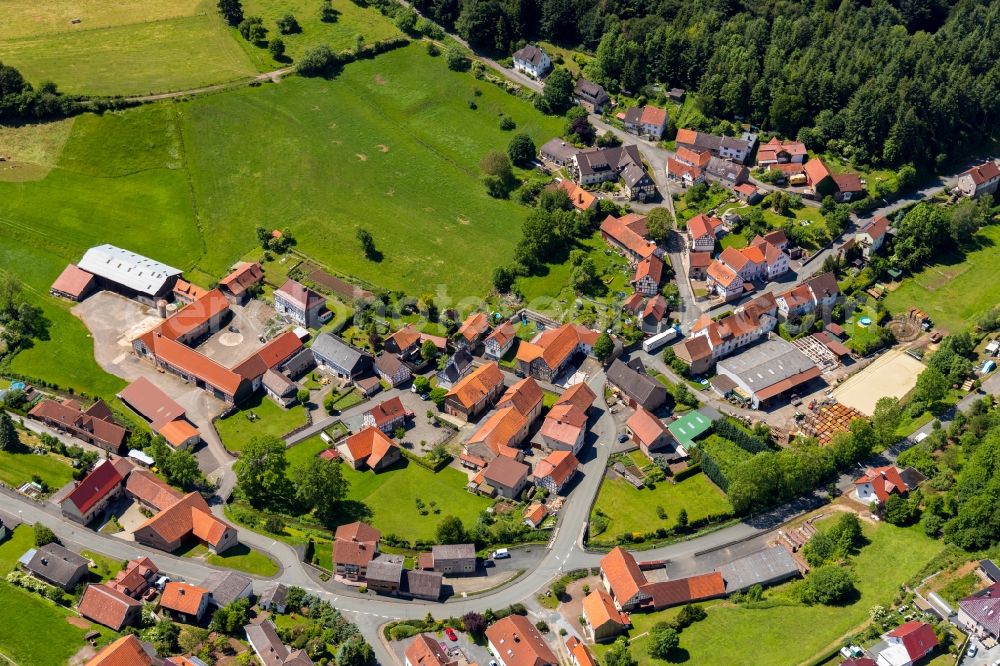 Dorfitter from the bird's eye view: Agricultural land and field borders surround the settlement area of the village in Dorfitter in the state Hesse, Germany