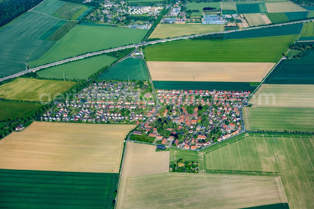 Aerial photograph Achtum - Agricultural areas and field boundaries surround the settlement area of the village on the Ringstrasse in Achtum near Hildesheim in the state of Lower Saxony, Germany