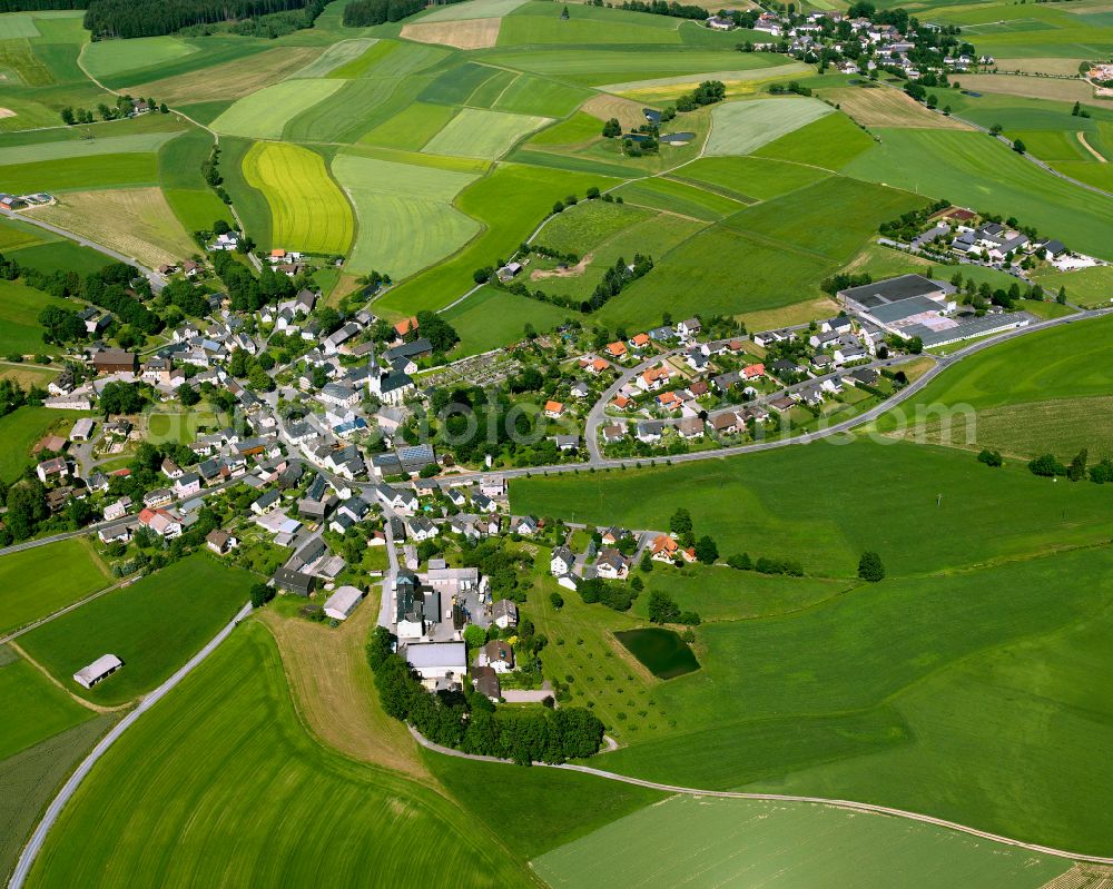 Aerial photograph Ahornberg - Agricultural land and field boundaries surround the settlement area of the village in Ahornberg in the state Bavaria, Germany