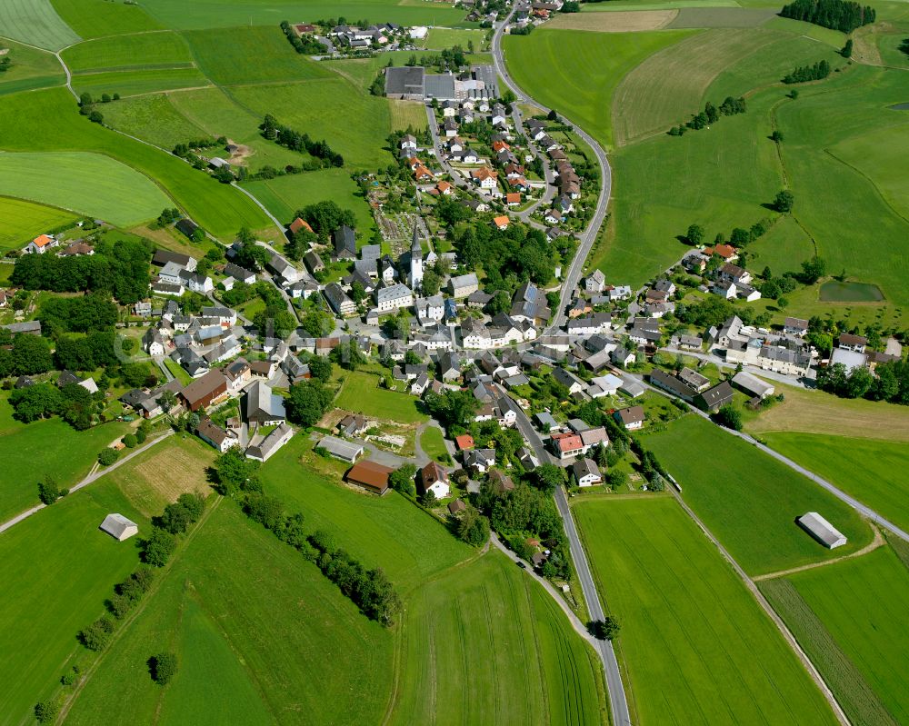 Aerial image Ahornberg - Agricultural land and field boundaries surround the settlement area of the village in Ahornberg in the state Bavaria, Germany