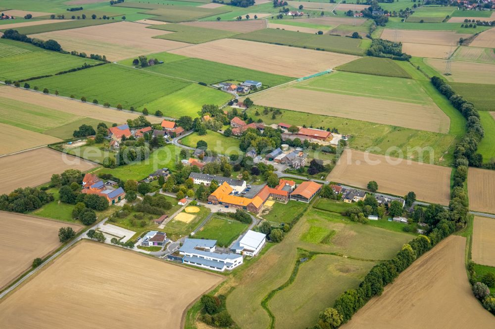 Allen from the bird's eye view: Agricultural land and field boundaries surround the settlement area of the village in Allen in the state North Rhine-Westphalia, Germany