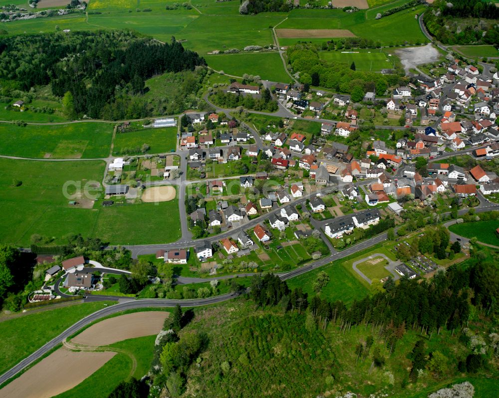 Aerial photograph Allertshausen - Agricultural land and field boundaries surround the settlement area of the village in Allertshausen in the state Hesse, Germany