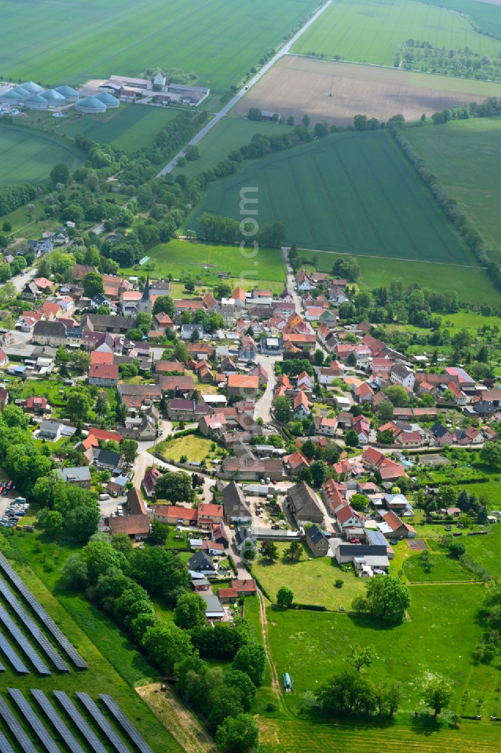 Aerial photograph Allstedt - Agricultural land and field boundaries surround the settlement area of the village in Allstedt in the state Saxony-Anhalt, Germany