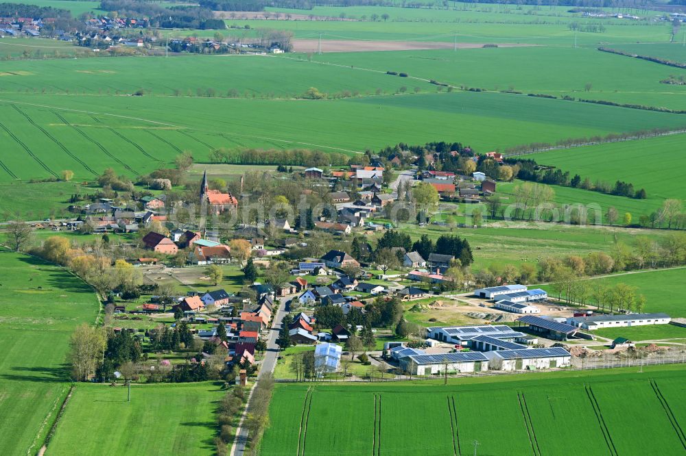 Aerial photograph Alt Brenz - Agricultural land and field boundaries surround the settlement area of the village on street Friedensstrasse in Alt Brenz in the state Mecklenburg - Western Pomerania, Germany