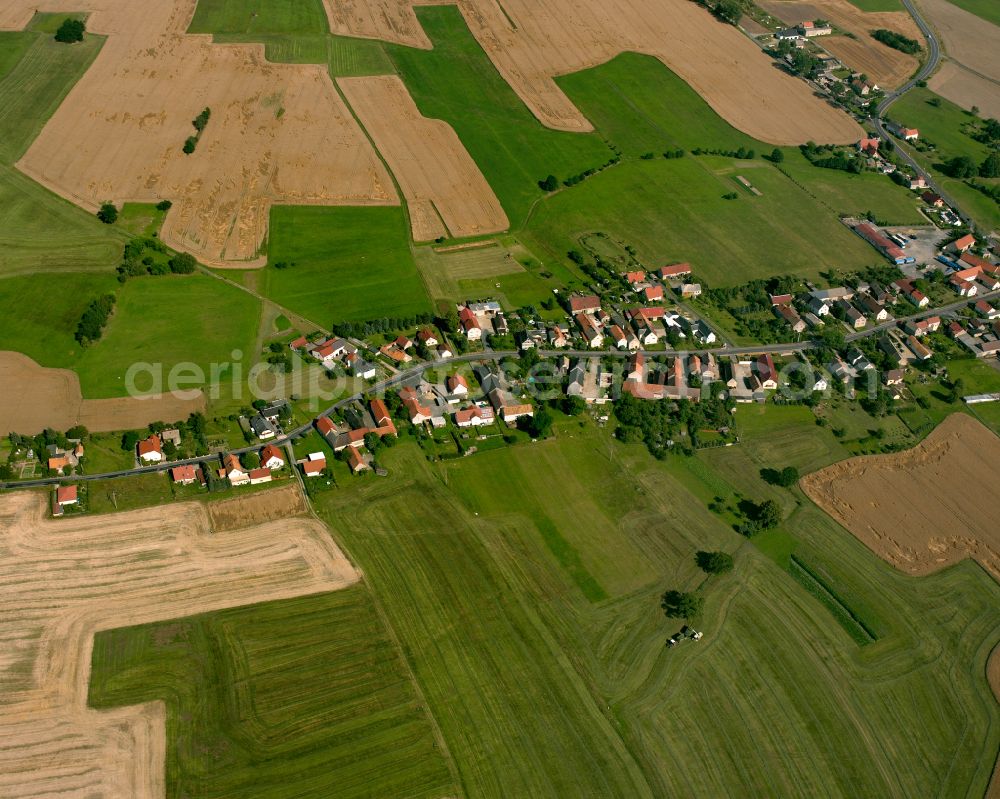 Am alten Mahl from the bird's eye view: Agricultural land and field boundaries surround the settlement area of the village in Am alten Mahl in the state Saxony, Germany