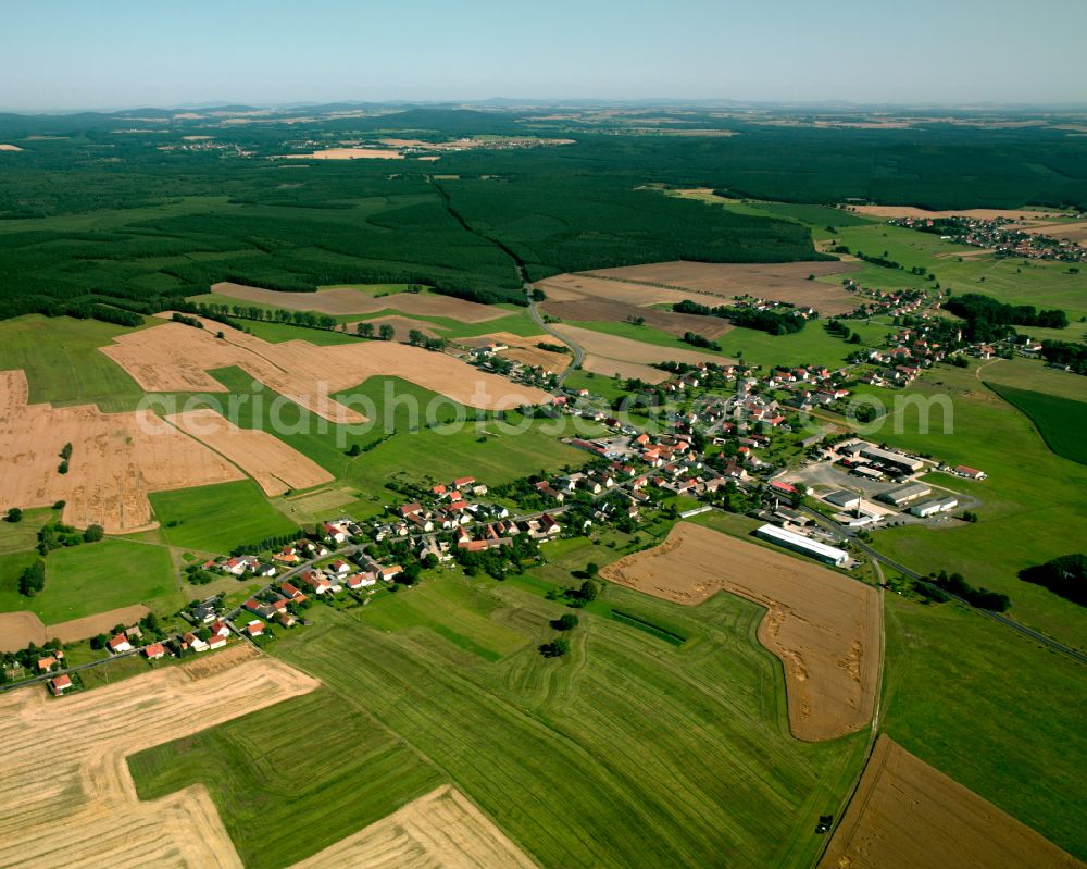 Aerial image Am alten Mahl - Agricultural land and field boundaries surround the settlement area of the village in Am alten Mahl in the state Saxony, Germany