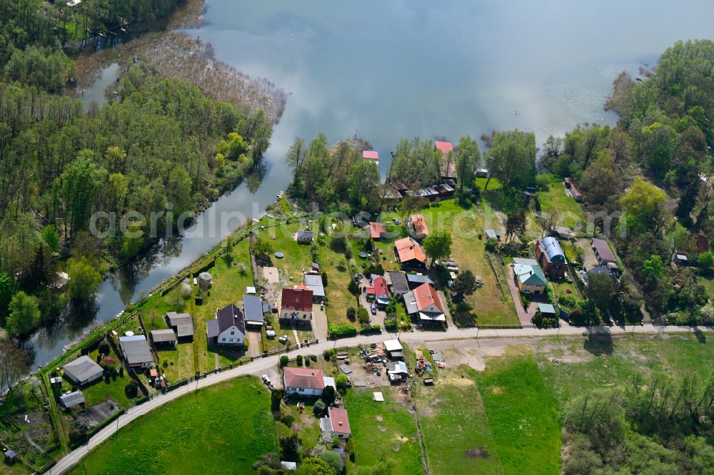 Aerial photograph Altfriesack - Agricultural land and field boundaries surround the settlement area of the village in Altfriesack in the state Brandenburg, Germany