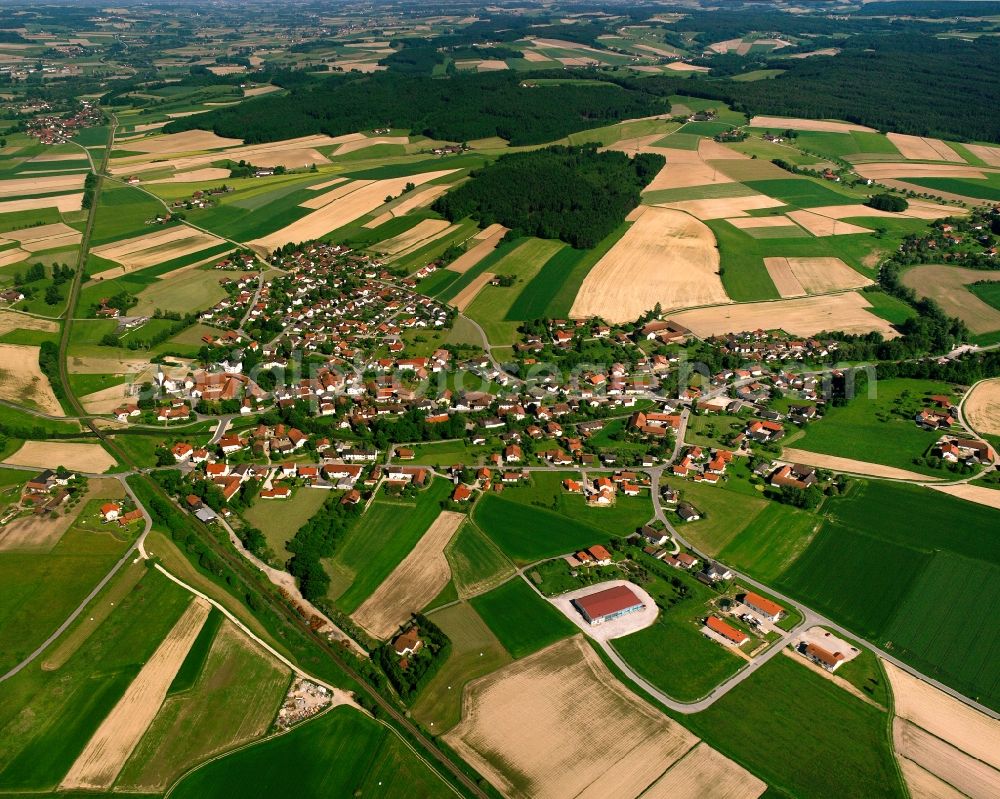 Anzenkirchen from the bird's eye view: Agricultural land and field boundaries surround the settlement area of the village in Anzenkirchen in the state Bavaria, Germany