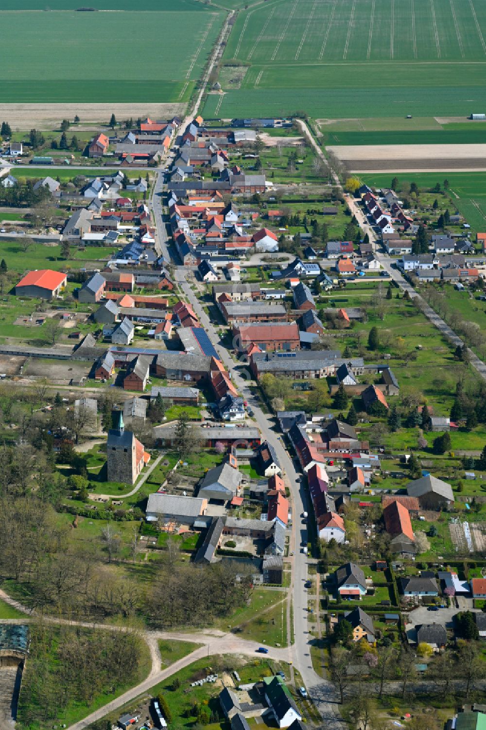 Aerial image Arensberg - Agricultural land and field boundaries surround the settlement area of the village in Arensberg in the state Saxony-Anhalt, Germany