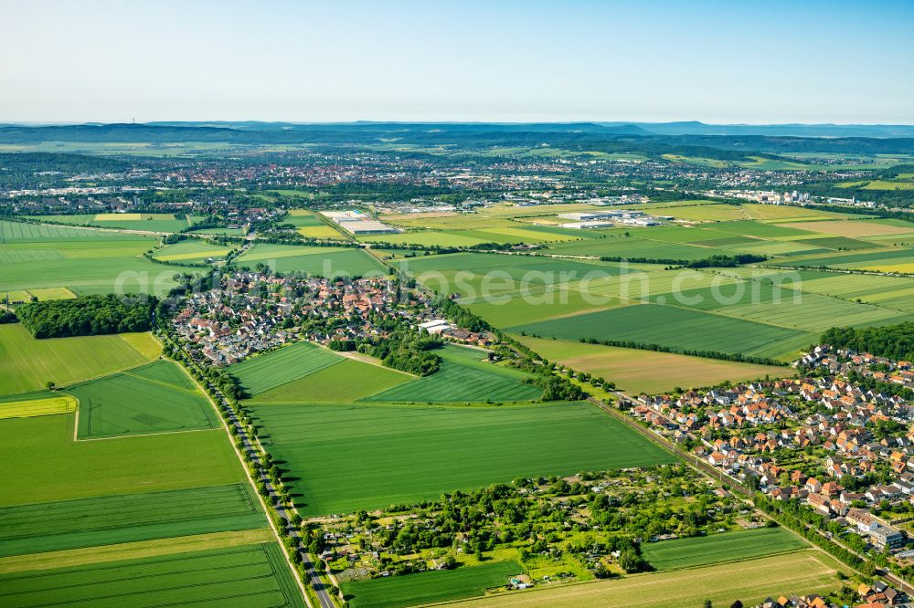 Aerial photograph Asel - Agricultural land and field boundaries surround the settlement area of the village on street Goeriacher Strasse in Asel in the state Lower Saxony, Germany