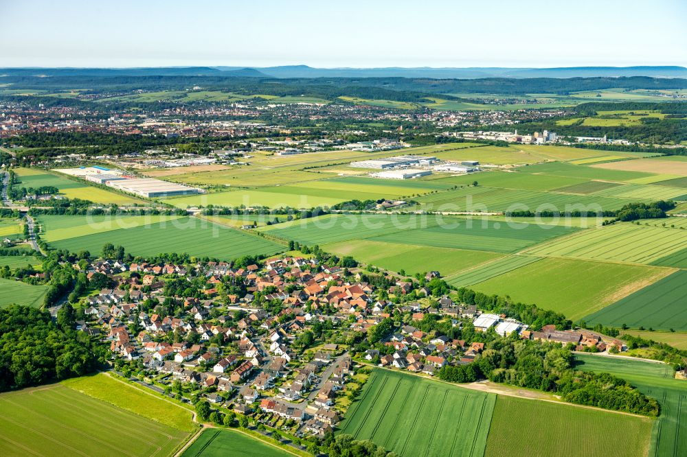 Asel from the bird's eye view: Agricultural land and field boundaries surround the settlement area of the village on street Goeriacher Strasse in Asel in the state Lower Saxony, Germany