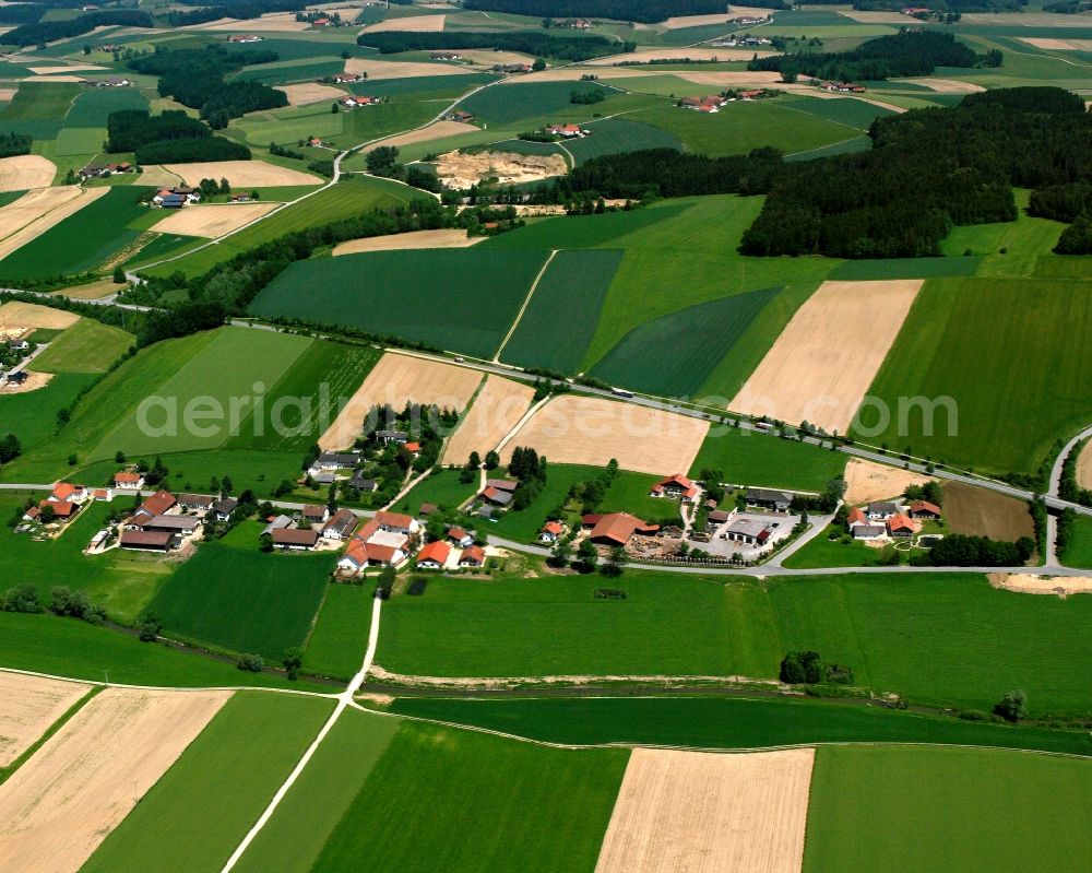 Aerial photograph Aurolfing - Agricultural land and field boundaries surround the settlement area of the village in Aurolfing in the state Bavaria, Germany