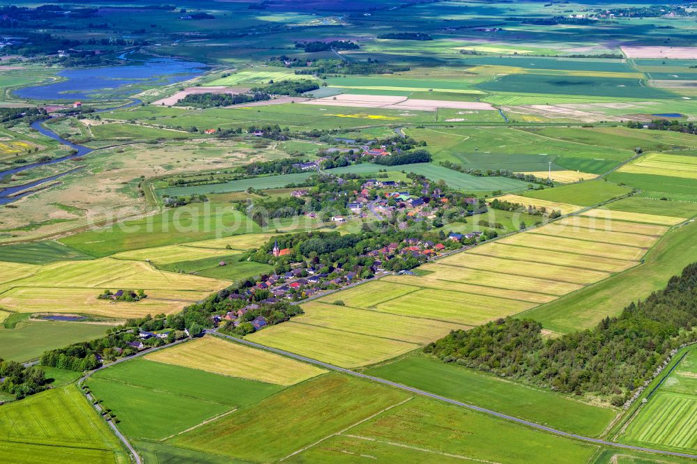 Aerial photograph Aventoft - Agricultural land and field boundaries surround the settlement area of the village in Aventoft in the state Schleswig-Holstein, Germany