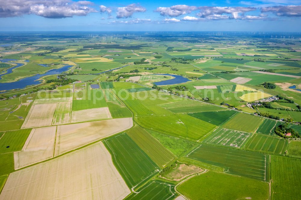 Aerial photograph Aventoft - Agricultural land and field boundaries surround the settlement area of the village in the district Neufedderbuell in Aventoft in the state Schleswig-Holstein, Germany