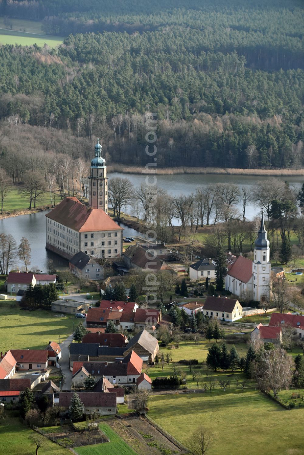 Aerial image Bad Schmiedeberg - Agricultural land and field boundaries surround the settlement area of the village on street Dorfstrasse in the district Reinharz in Bad Schmiedeberg in the state Saxony-Anhalt, Germany