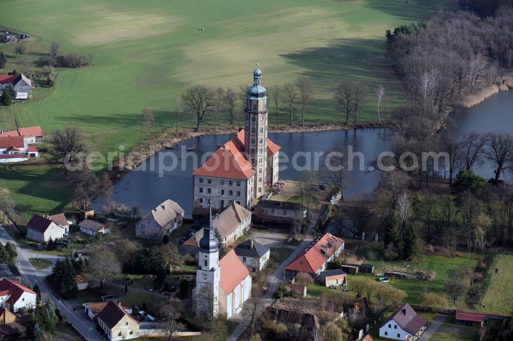 Aerial photograph Bad Schmiedeberg - Agricultural land and field boundaries surround the settlement area of the village on street Dorfstrasse in the district Reinharz in Bad Schmiedeberg in the state Saxony-Anhalt, Germany