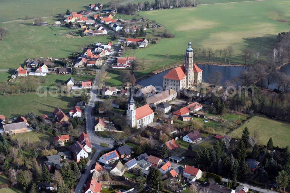 Aerial photograph Bad Schmiedeberg - Agricultural land and field boundaries surround the settlement area of the village on street Dorfstrasse in the district Reinharz in Bad Schmiedeberg in the state Saxony-Anhalt, Germany