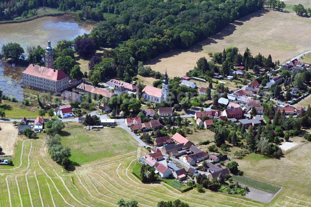 Aerial image Bad Schmiedeberg - Agricultural land and field boundaries surround the settlement area of the village on street Dorfstrasse in the district Reinharz in Bad Schmiedeberg in the state Saxony-Anhalt, Germany