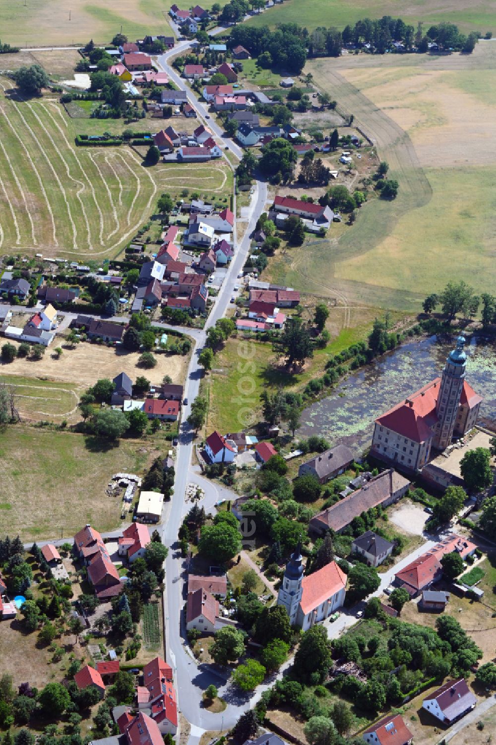 Aerial photograph Bad Schmiedeberg - Agricultural land and field boundaries surround the settlement area of the village on street Dorfstrasse in the district Reinharz in Bad Schmiedeberg in the state Saxony-Anhalt, Germany