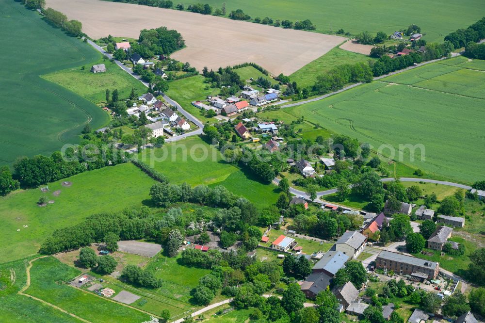 Aerial image Badingen - Agricultural land and field boundaries surround the settlement area of the village in Badingen in the state Brandenburg, Germany