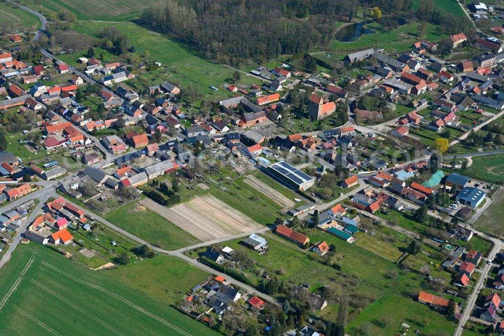 Badingen from the bird's eye view: Agricultural land and field boundaries surround the settlement area of the village in Badingen in the state Saxony-Anhalt, Germany