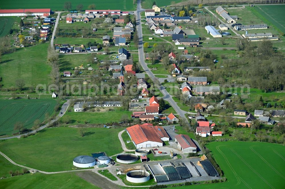 Aerial photograph Bagemuehl - Agricultural land and field boundaries surround the settlement area of the village in Bagemuehl in the state Brandenburg, Germany